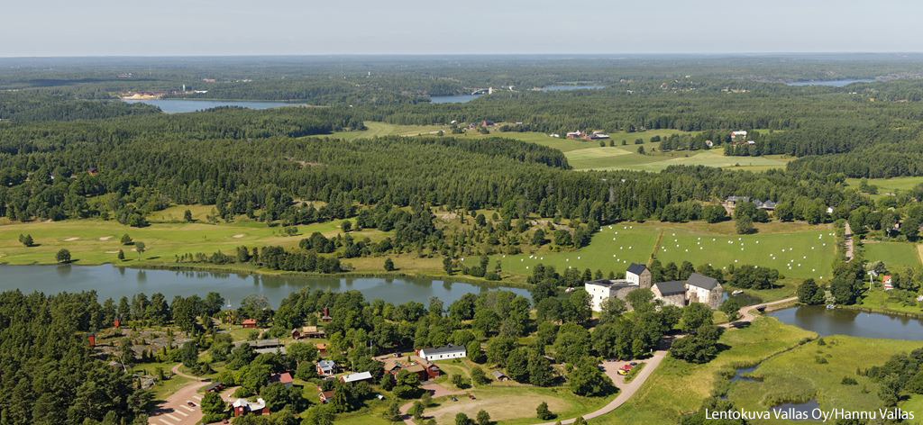 Flygfoto över Jan karlsgården och Kastelholms slott