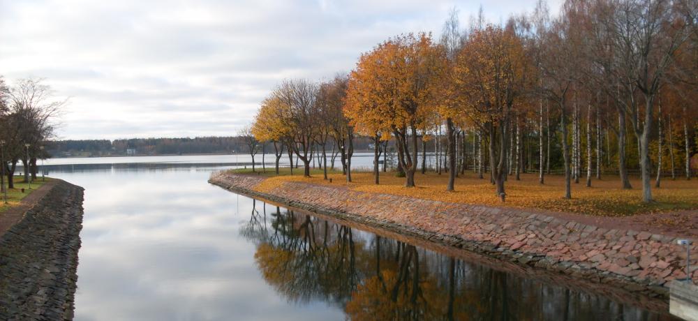 Lemströms kanal och träd i höstfärger i bakgrunden