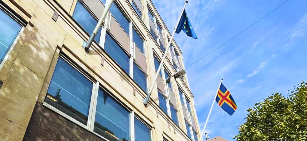 The Åland flagg, next to the Finnish flag and EU flag at the Finnish permanent representation, where Åland office is located. 