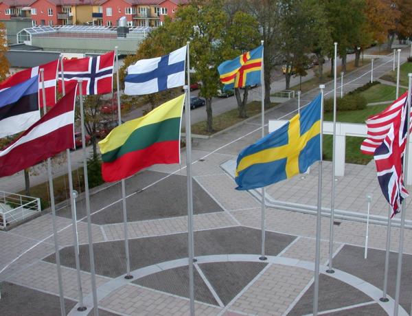 Olika nationaliteters flaggor på flaggstängerna utanför självstyrelsegården